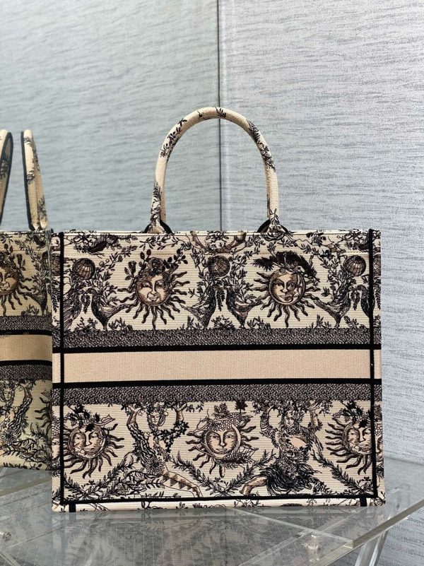 Réplique Sac Dior Book Tote Large en broderie Soleil Toile de Jouy beige – Image 8