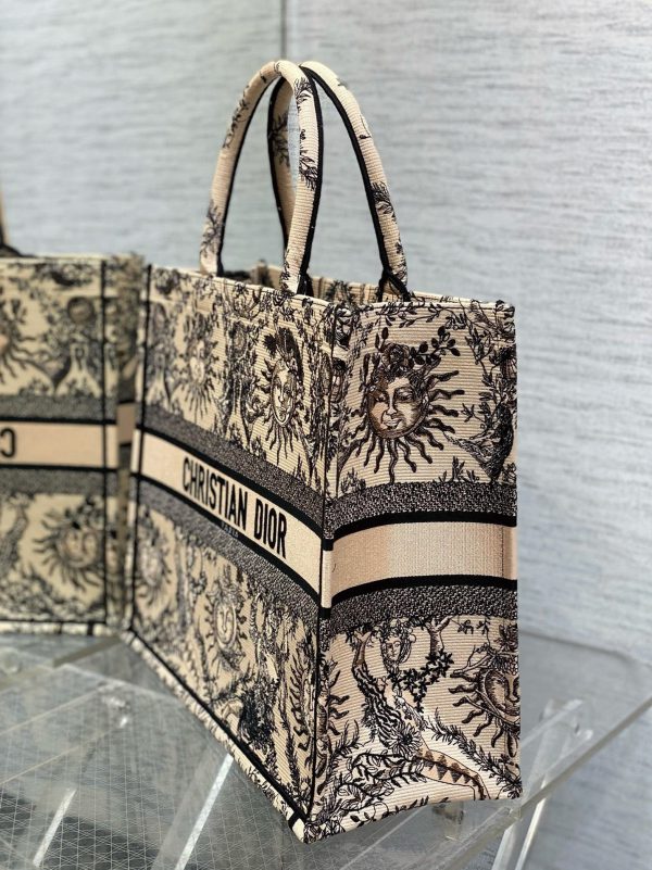 Réplique Sac Dior Book Tote Large en broderie Soleil Toile de Jouy beige – Image 7