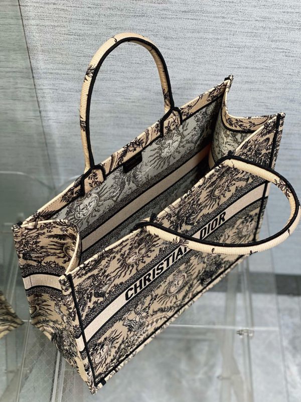 Réplique Sac Dior Book Tote Large en broderie Soleil Toile de Jouy beige – Image 6