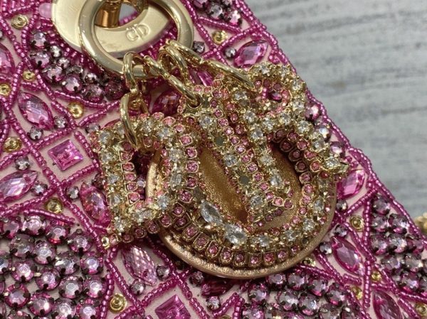 Fausse Mini Sac Lady Dior avec chaîne en satin brodé perle rose – Image 6