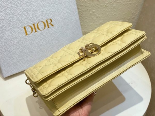 Contrefaçon Sac Miss Dior à poignée en agneau cannage jaune pastel – Image 7