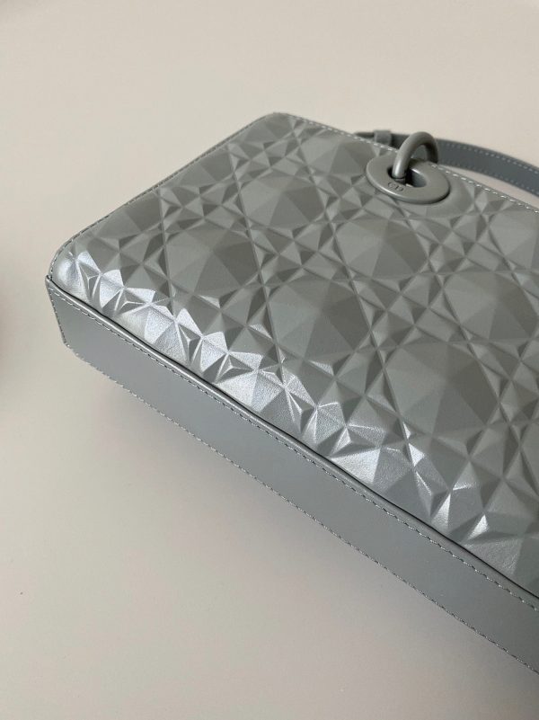Contrefaçon Sac Lady D-Joy Medium en veau gris avec motif diamant – Image 7