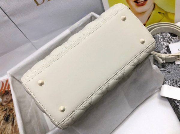 Contrefaçon Sac Lady Dior Medium en blanc – Image 10