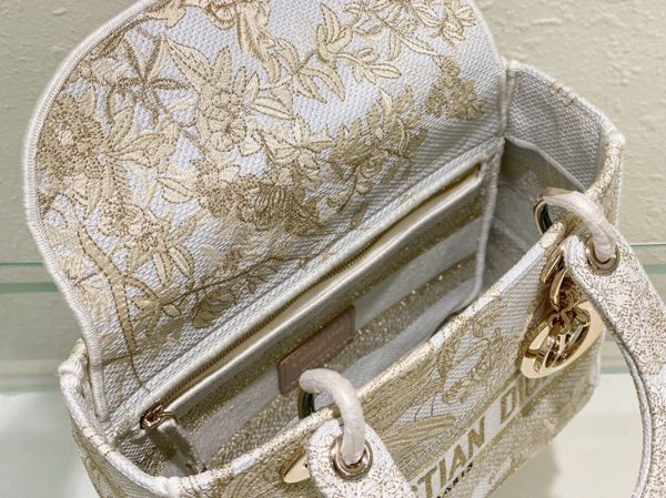 Contrefaçon Sac Lady D-Lite Medium en broderie Jardin d'Hiver dorée – Image 7