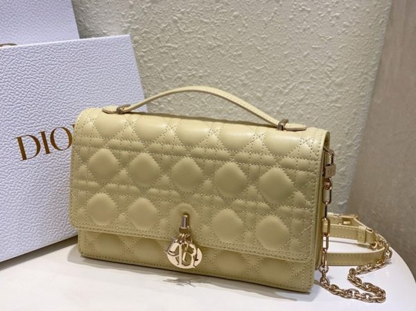 Contrefaçon Sac Miss Dior à poignée en agneau cannage jaune pastel – Image 6