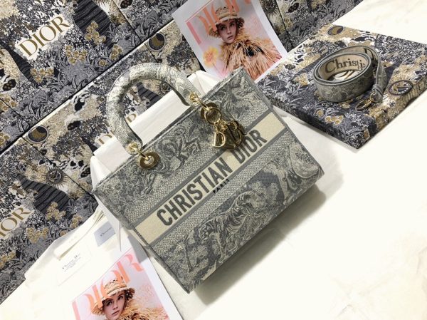 Sac Lady D-Lite Large en broderie Toile de Jouy inversée grise – Image 5