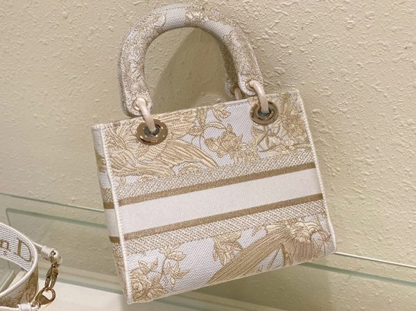 Contrefaçon Sac Lady D-Lite Medium en broderie Jardin d'Hiver dorée – Image 5
