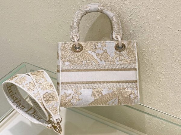 Contrefaçon Sac Lady D-Lite Medium en broderie Jardin d'Hiver dorée – Image 4