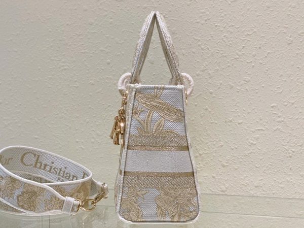 Contrefaçon Sac Lady D-Lite Medium en broderie Jardin d'Hiver dorée – Image 3