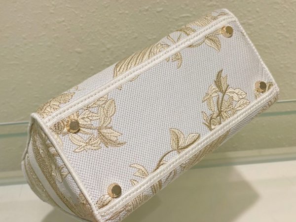 Contrefaçon Sac Lady D-Lite Medium en broderie Jardin d'Hiver dorée – Image 2