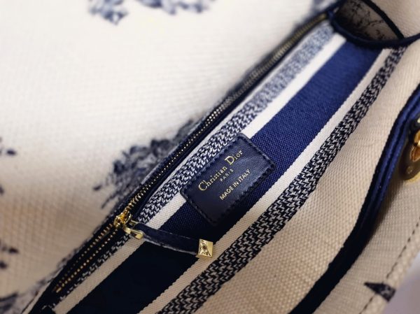 Contrefaçon Sac Lady D-Lite Medium en broderie Rêve d’Infini multicolore bleu – Image 11