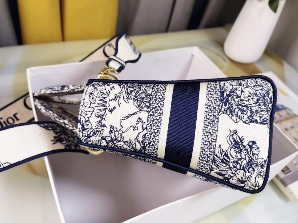 Contrefaçon Sac Lady D-Lite Medium en broderie Rêve d’Infini multicolore bleu – Image 10