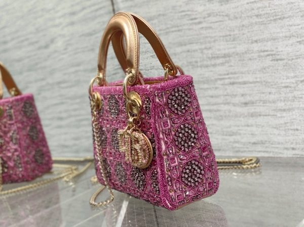 Fausse Mini Sac Lady Dior avec chaîne en satin brodé perle rose – Image 7