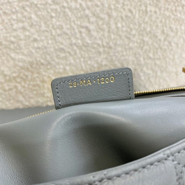Contrefaçon Sac Dior Caro Large en gris – Image 5