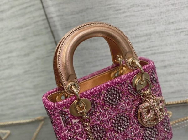 Fausse Mini Sac Lady Dior avec chaîne en satin brodé perle rose – Image 8