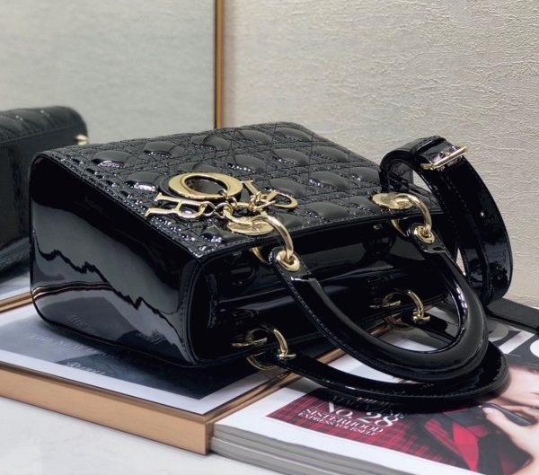Contrefaçon Sac Lady Dior Medium en noir – Image 8