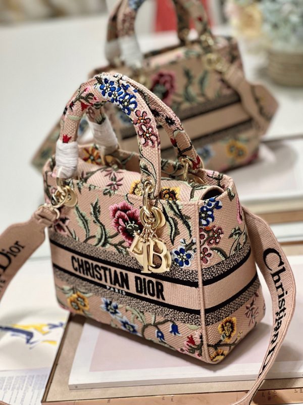 Fausse Sac Lady D-Lite Medium en broderie raphia beige avec Petites Fleurs Dior – Image 2