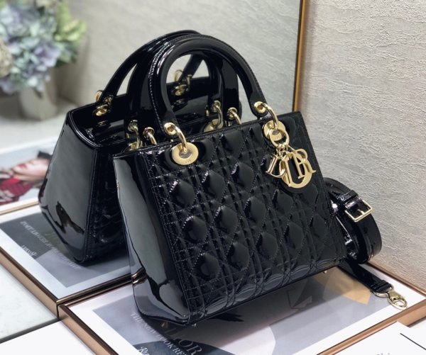Contrefaçon Sac Lady Dior Medium en noir – Image 4