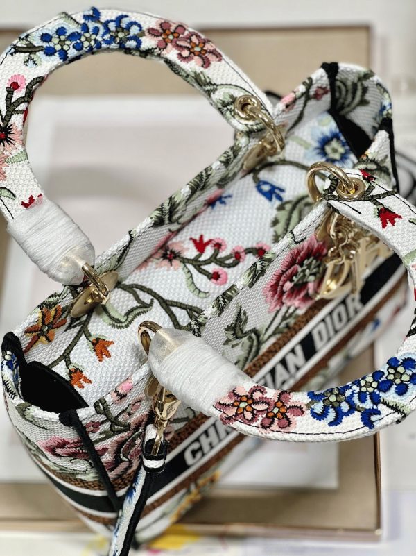 Fausse Sac Lady D-Lite Medium en broderie Petites Fleurs Dior blanche – Image 9