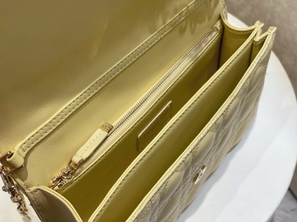 Contrefaçon Sac Miss Dior à poignée en agneau cannage jaune pastel – Image 4