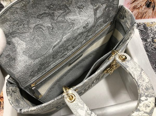 Sac Lady D-Lite Large en broderie Toile de Jouy inversée grise – Image 2