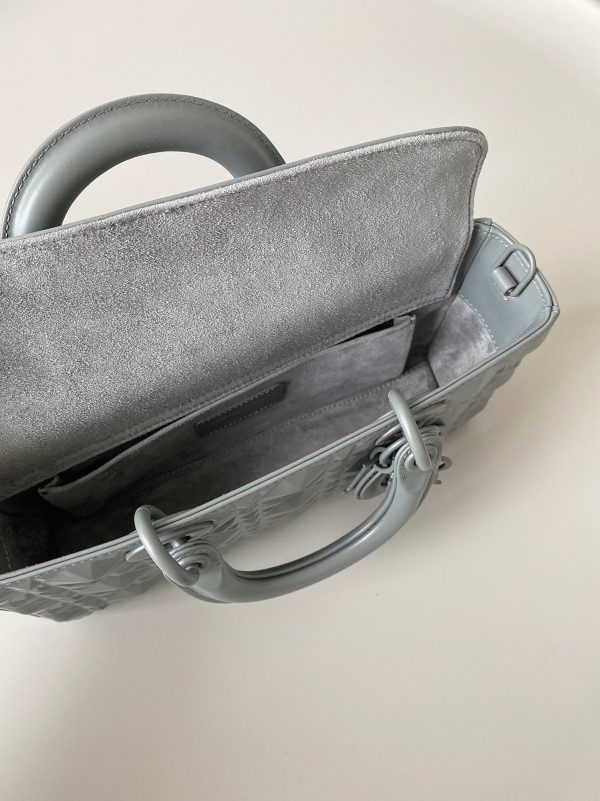 Contrefaçon Sac Lady D-Joy Medium en veau gris avec motif diamant – Image 4