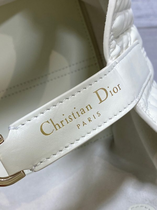 Contrefaçon Petit Sac Toujours Dior en veau macrocannage blanc – Image 7
