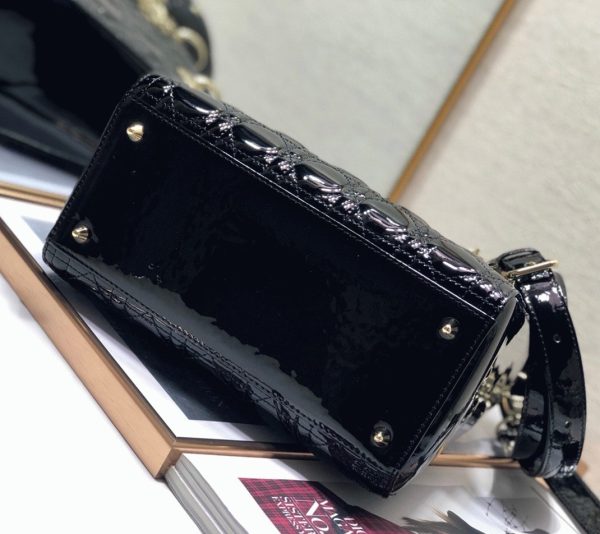 Contrefaçon Sac Lady Dior Medium en noir – Image 2