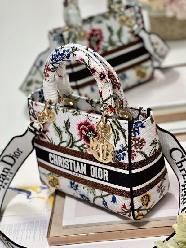 Fausse Sac Lady D-Lite Medium en broderie Petites Fleurs Dior blanche – Image 5