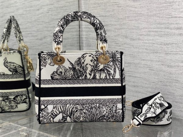 Contrefaçon Sac Lady D-Lite Medium en broderie Toile de Jouy Voyage blanche – Image 9