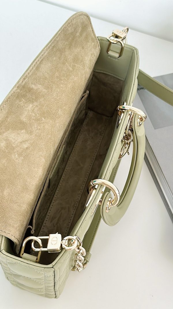 Contrefaçon Sac Lady D-Joy Medium en agneau cannage vert éthéré – Image 6