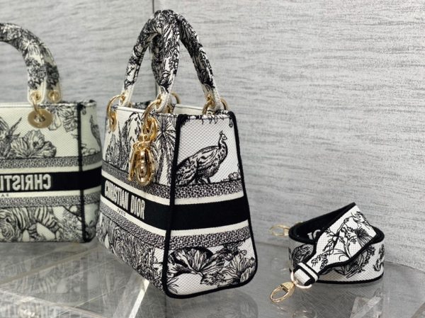 Contrefaçon Sac Lady D-Lite Medium en broderie Toile de Jouy Voyage blanche – Image 8
