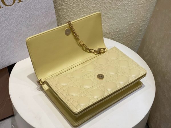 Contrefaçon Sac Miss Dior à poignée en agneau cannage jaune pastel – Image 3