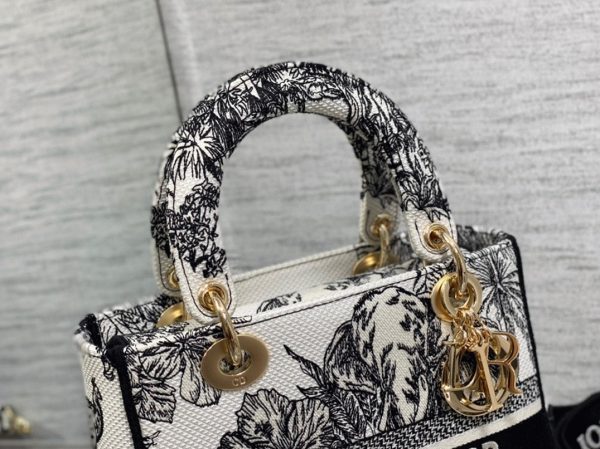 Contrefaçon Sac Lady D-Lite Medium en broderie Toile de Jouy Voyage blanche – Image 5