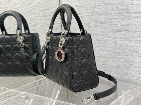 Contrefaçon Sac Lady Dior Medium en noir – Image 9