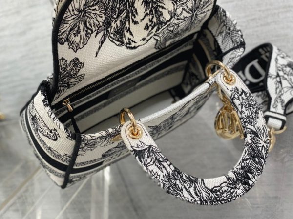 Contrefaçon Sac Lady D-Lite Medium en broderie Toile de Jouy Voyage blanche – Image 4