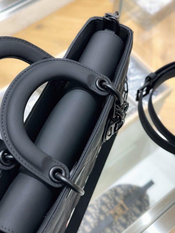 Réplique Sac Lady D-Joy Medium en veau ultramat noir – Image 10