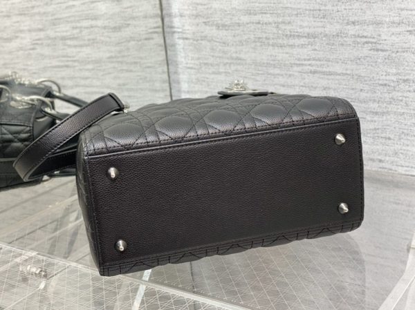 Contrefaçon Sac Lady Dior Medium en noir – Image 7