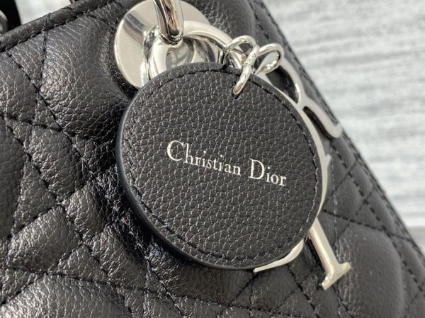 Contrefaçon Sac Lady Dior Medium en noir – Image 6