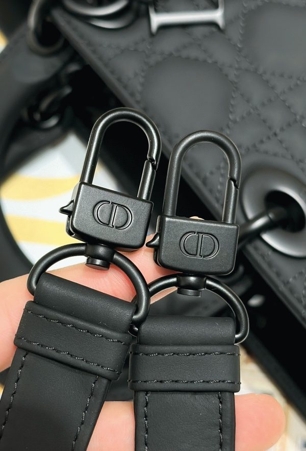 Réplique Sac Lady D-Joy Medium en veau ultramat noir – Image 7
