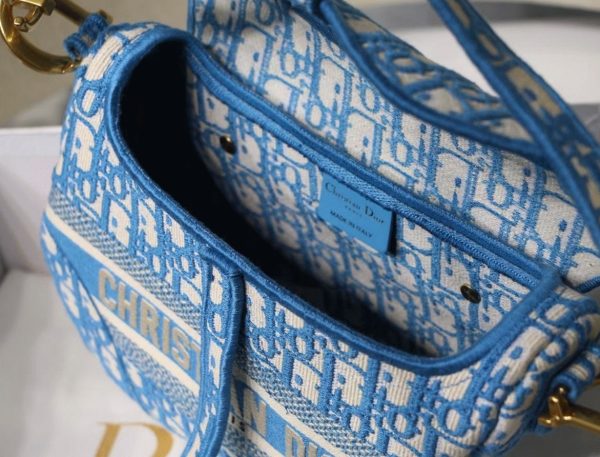 Fausse Sac Saddle Dior en broderie Oblique bleu bleuet – Image 7