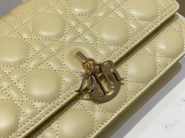 Contrefaçon Sac Miss Dior à poignée en agneau cannage jaune pastel – Image 2