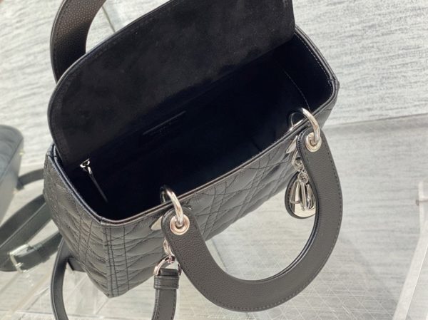 Contrefaçon Sac Lady Dior Medium en noir – Image 2
