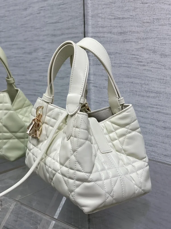 Contrefaçon Petit Sac Toujours Dior en veau macrocannage blanc – Image 4