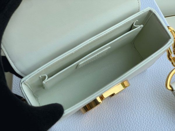 Contrefaçon Sac Dior 30 Montaigne Box en veau box blanc – Image 5