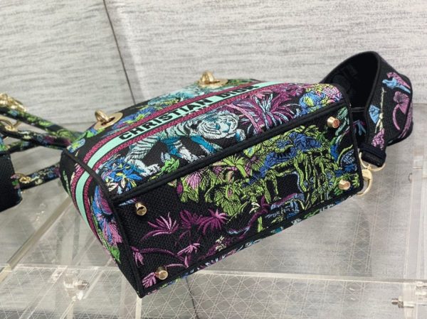Réplique Sac Lady D-Lite Medium en broderie Toile de Jouy Voyage bleue – Image 3
