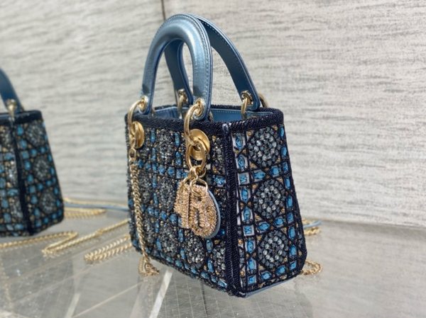 Réplique Mini Sac Lady Dior avec chaîne en satin brodé perles bleues – Image 3