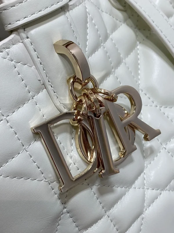 Contrefaçon Petit Sac Toujours Dior en veau macrocannage blanc – Image 3