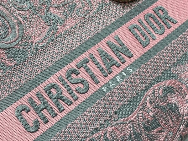 Contrefaçon Sac Lady D-Lite Medium en broderie Toile de Jouy inversée rose et grise – Image 10