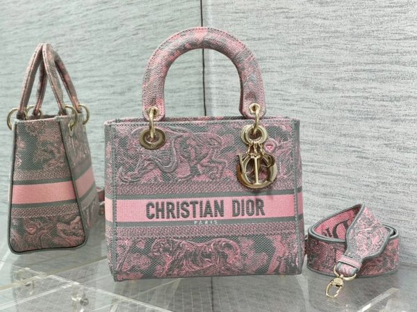 Contrefaçon Sac Lady D-Lite Medium en broderie Toile de Jouy inversée rose et grise – Image 7